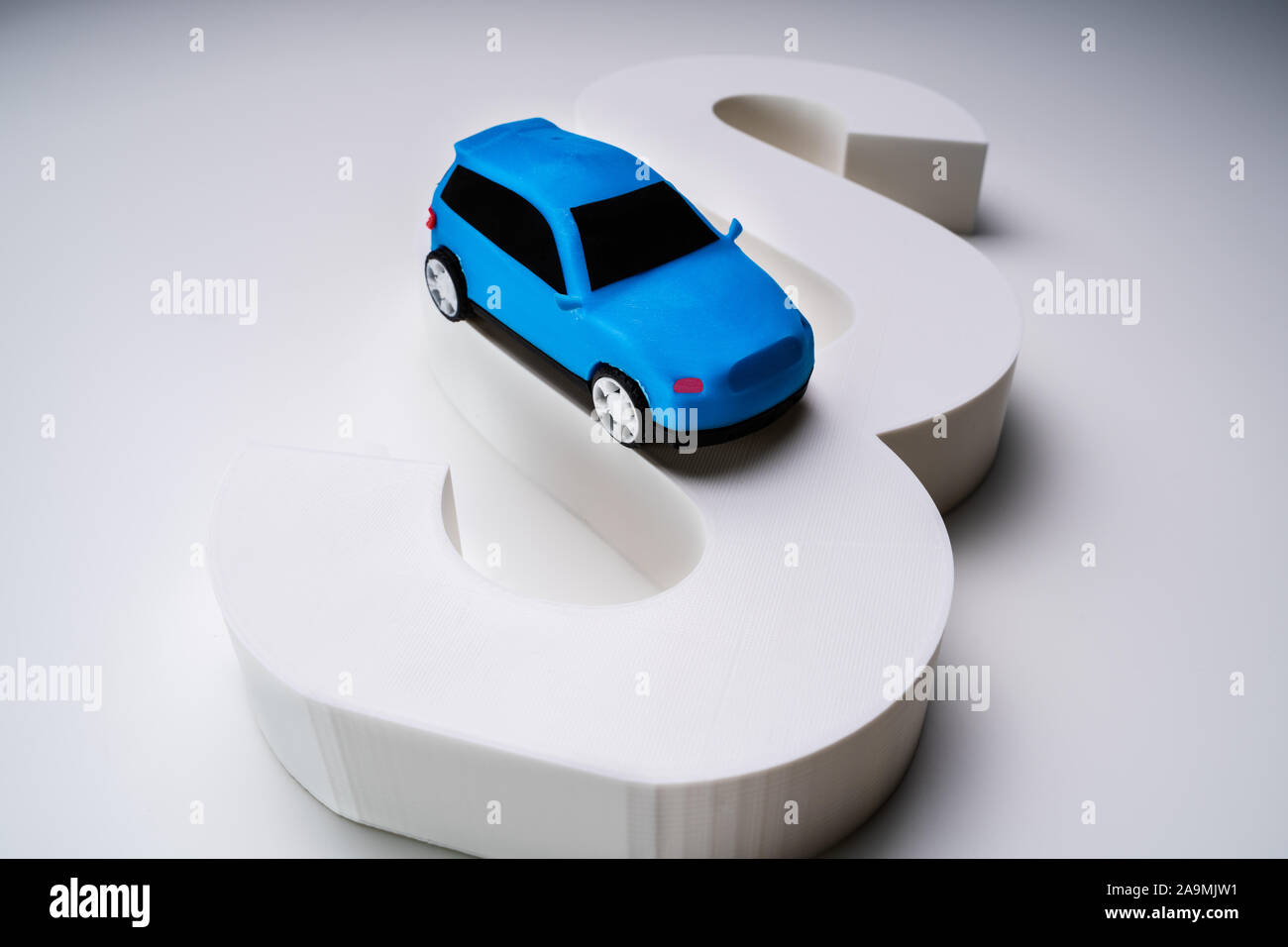 Portrait d'un modèle de voiture miniature Bleu sur blanc Paragraph Sign Isolated Banque D'Images