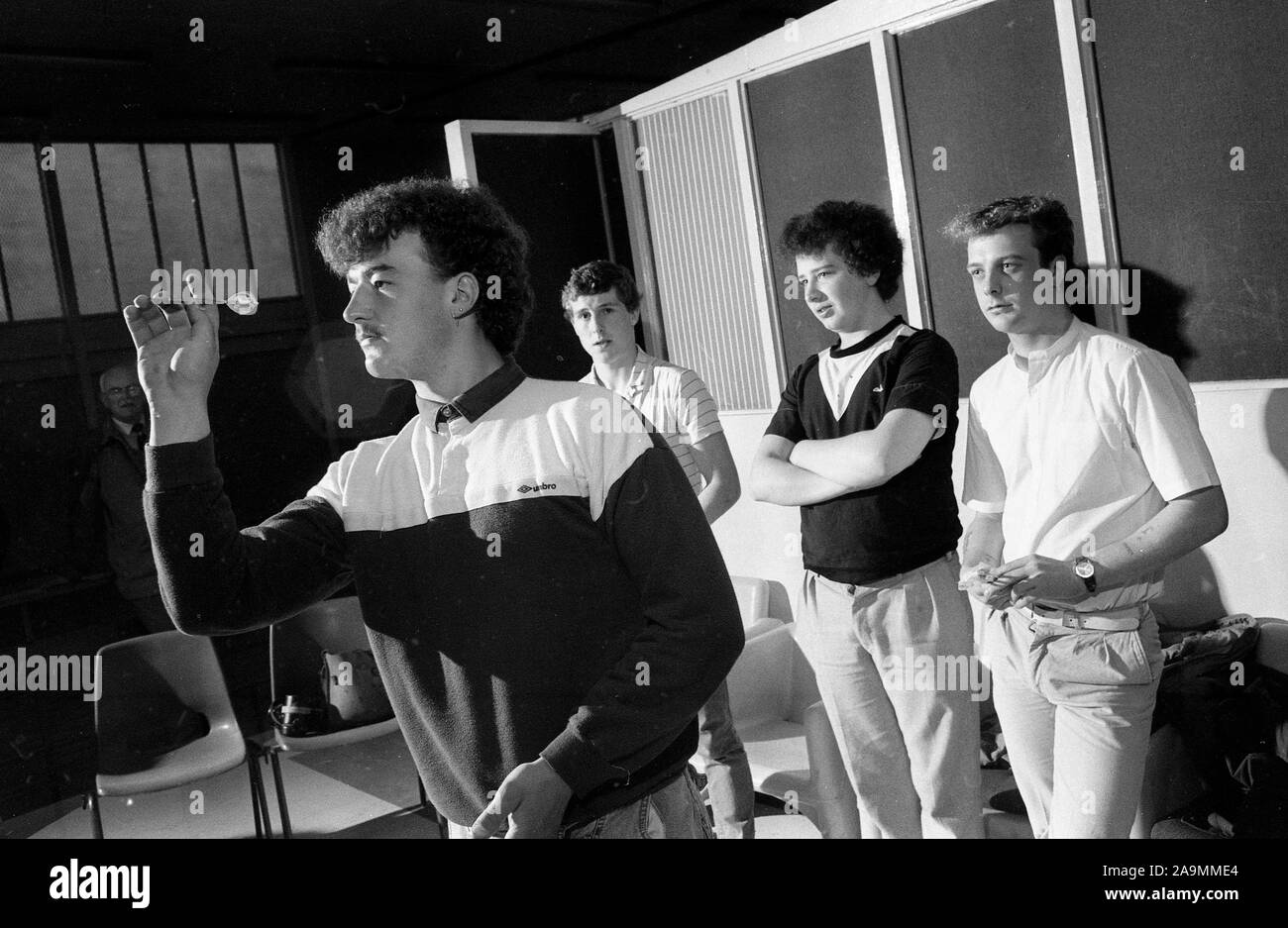 Les jeunes hommes adolescents jouant aux fléchettes dans Yorkshire, Angleterre, Royaume-Uni 1985 Banque D'Images