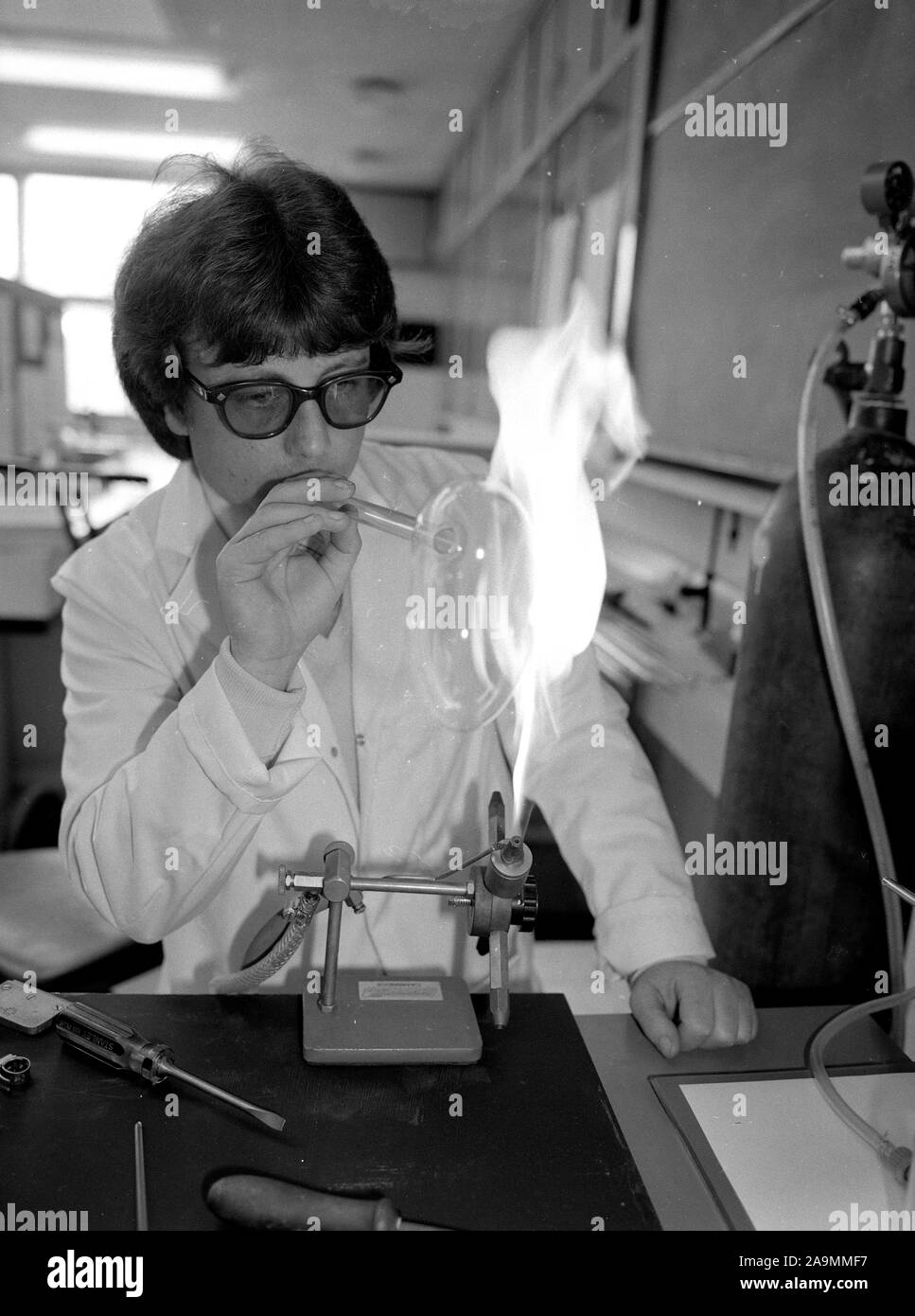 Élève étudiant soufflé à l'école Leçon de science la Grande-Bretagne, Royaume-Uni, 1985 Banque D'Images