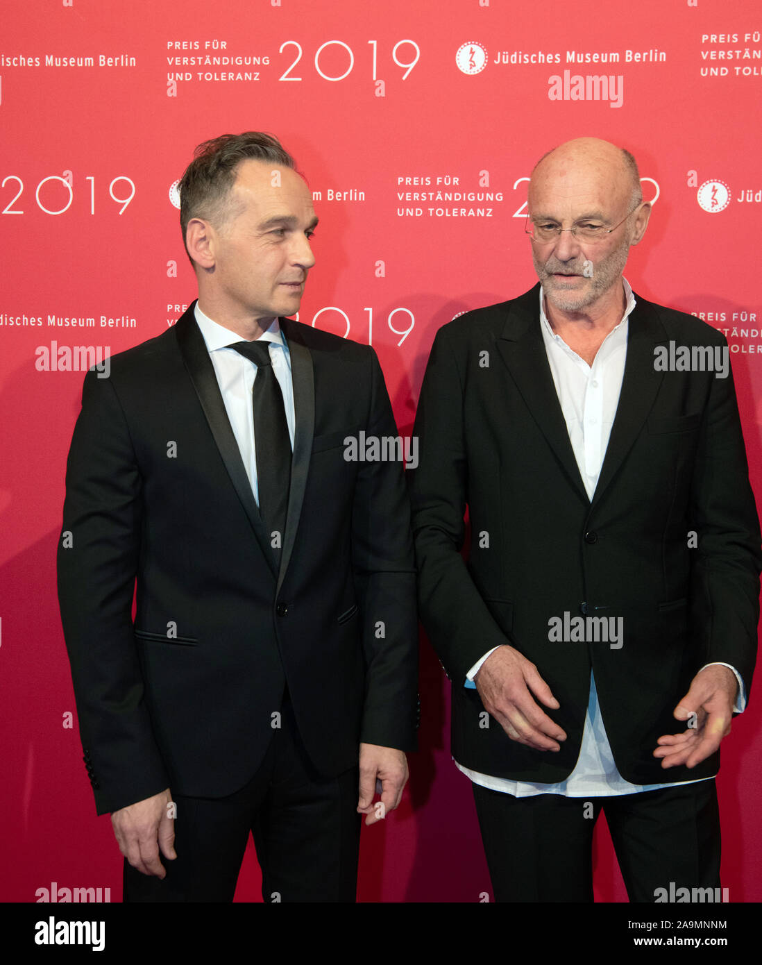 Berlin, Allemagne. 16 Nov, 2019. Heiko Maas (l, SPD), le ministre fédéral des affaires étrangères, et Anselm Kiefer, peintre et sculpteur, s'unir pour le Musée Juif de Berlin. Là, ils ont reçu le "Prix de la compréhension et de la tolérance". Crédit : Paul Zinken/dpa/Alamy Live News Banque D'Images