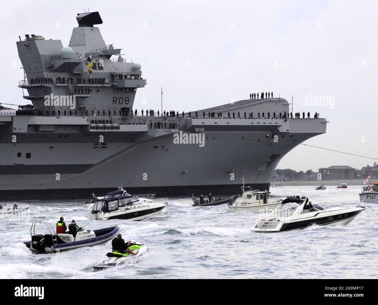 AJAXNETPHOTO. 16e Août, 2017. PORTSMOUTH, Angleterre. - Le PLUS GRAND NAVIRE DE LA ROYAL NAVY NAVIGUE DANS LE PORT D'ACCUEIL - HMS REINE ELIZABTH, LE PREMIER DES DEUX 65 000 tonnes, 900 mètres de long, l'ÉTAT DE L'ART PORTE-AVIONS NAVIGUÉ DANS LA BASE NAVALE DE PORTSMOUTH DANS LES PREMIÈRES HEURES DE CE MATIN, doucement poussé et poussé PAR SIX REMORQUEURS DANS SON NOUVEAU POSTE À QUAI SUR Princesse royale jetée. Les £3BN TRANSPORTEUR, LE PLUS GRAND NAVIRE JAMAIS CONSTRUIT POUR LA MARINE ROYALE, EST ARRIVÉ À L'ARRIVÉE À SON PORT D'ATTACHE AVEC DEUX JOURS D'AVANCE SUR SON CALENDRIER INITIAL. PHOTO : JONATHAN EASTLAND/AJAX REF : D171608 6785 Banque D'Images