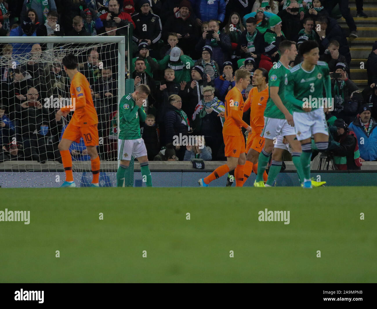 Stade national de football à Windsor Park, Belfast, Irlande du Nord. 16 Nov 2019. UEFA EURO 2020 - qualification du groupe C, l'Irlande du Nord contre Pays-Bas (orange). De l'action ce soir à Belfast. Steven Davis rate un premier demi-mort pour l'Irlande du Nord. Crédit : David Hunter/Alamy Live News. Banque D'Images