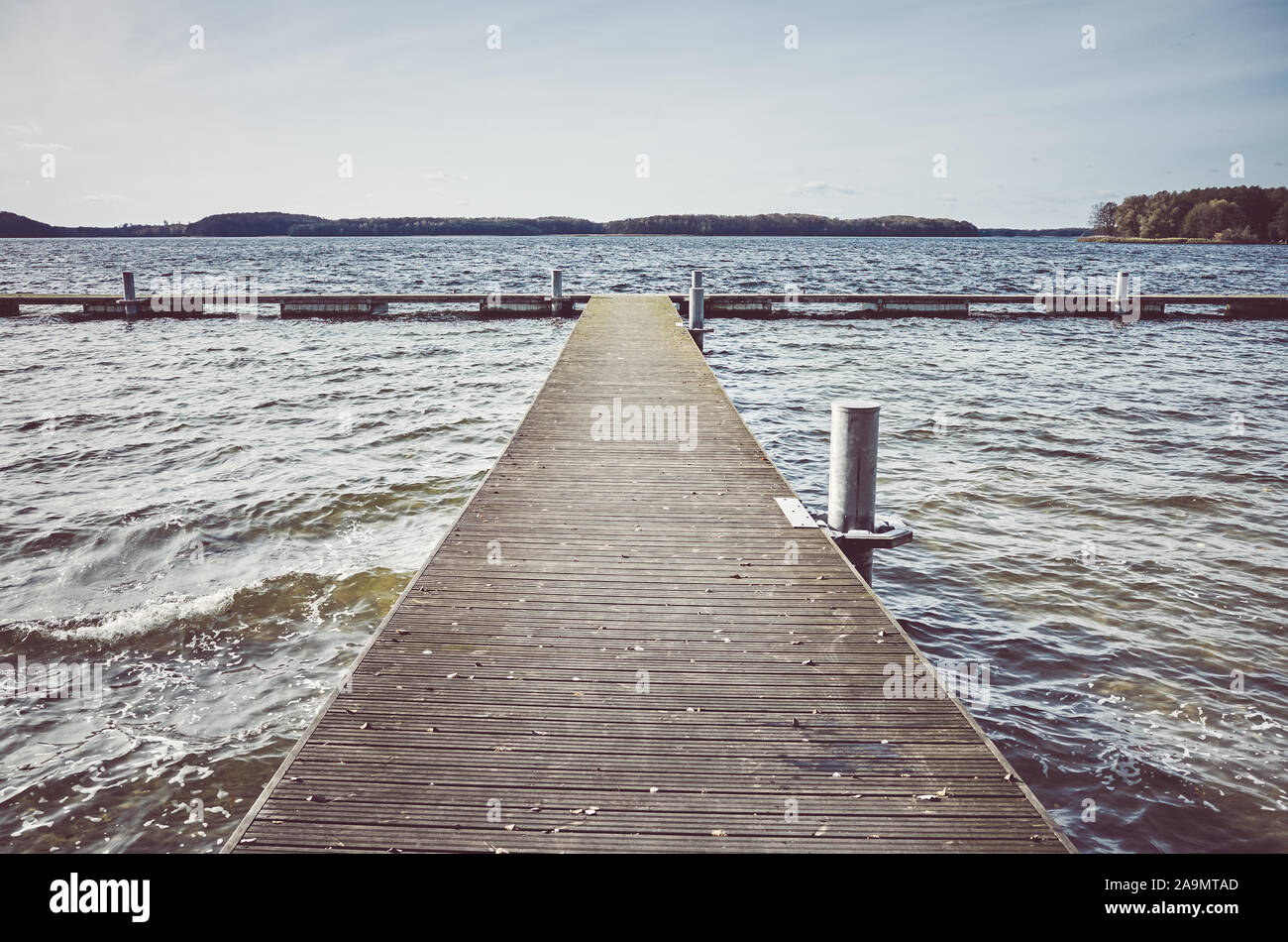 Pont en bois au bord d'un lac, retro photo aux tons de couleur. Banque D'Images