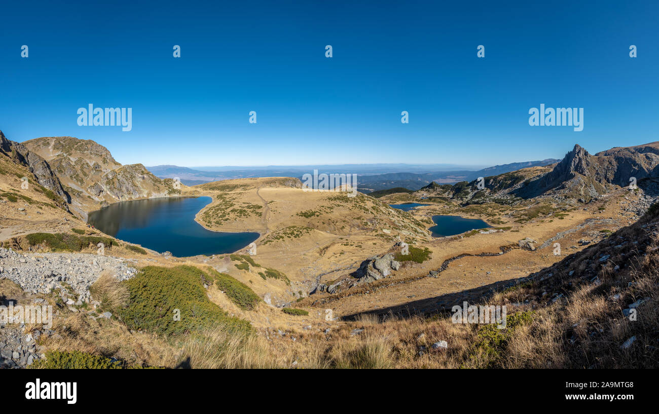 Belle vue panoramique sur le cirque des sept lacs de Rila, ciel bleu clair à l'arrière-plan, la montagne de Rila, Bulgarie. Banque D'Images