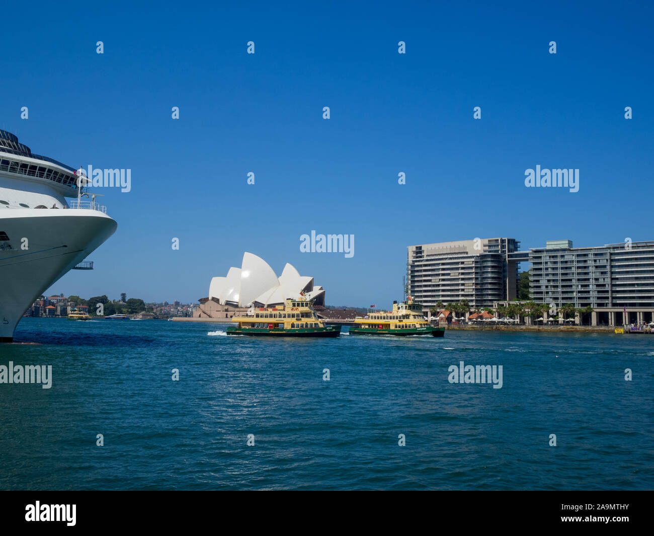 Un bateau de croisière Bow et deux ferries dans le port de Sydney Avec l'Opéra en arrière-plan Banque D'Images