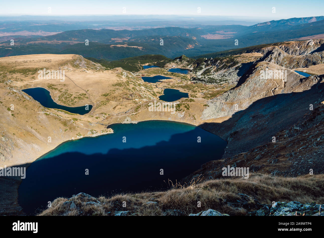 Paysage de montagne avec des lacs bleu glacial. Vue panoramique sur les sept lacs de Rila, un célèbre monument naturel dans les montagnes de Rila, Bulgarie. Banque D'Images