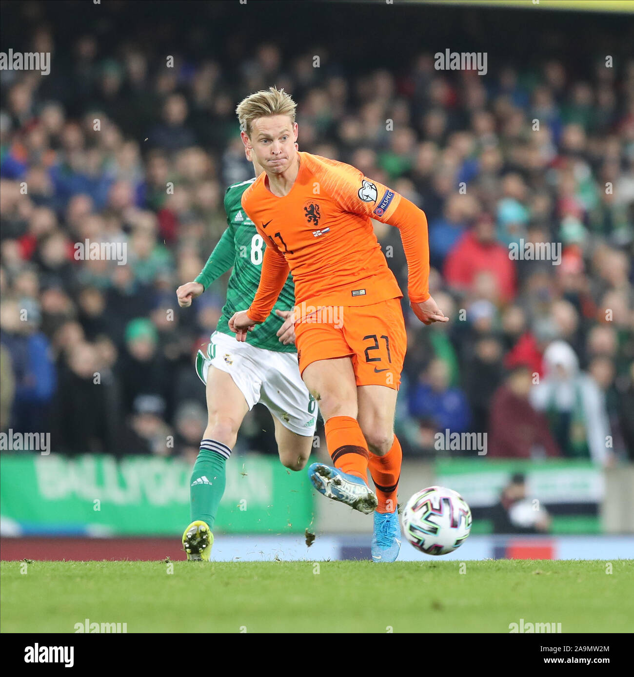 16 novembre 2019 ; Windsor Park, Belfast, County Antrim, Northern Ireland ; European Championships 2020 Qualificatif, l'Irlande du Nord et aux Pays-Bas ; Netherland's Frankie de Jong passe le ballon en avant - usage éditorial Banque D'Images