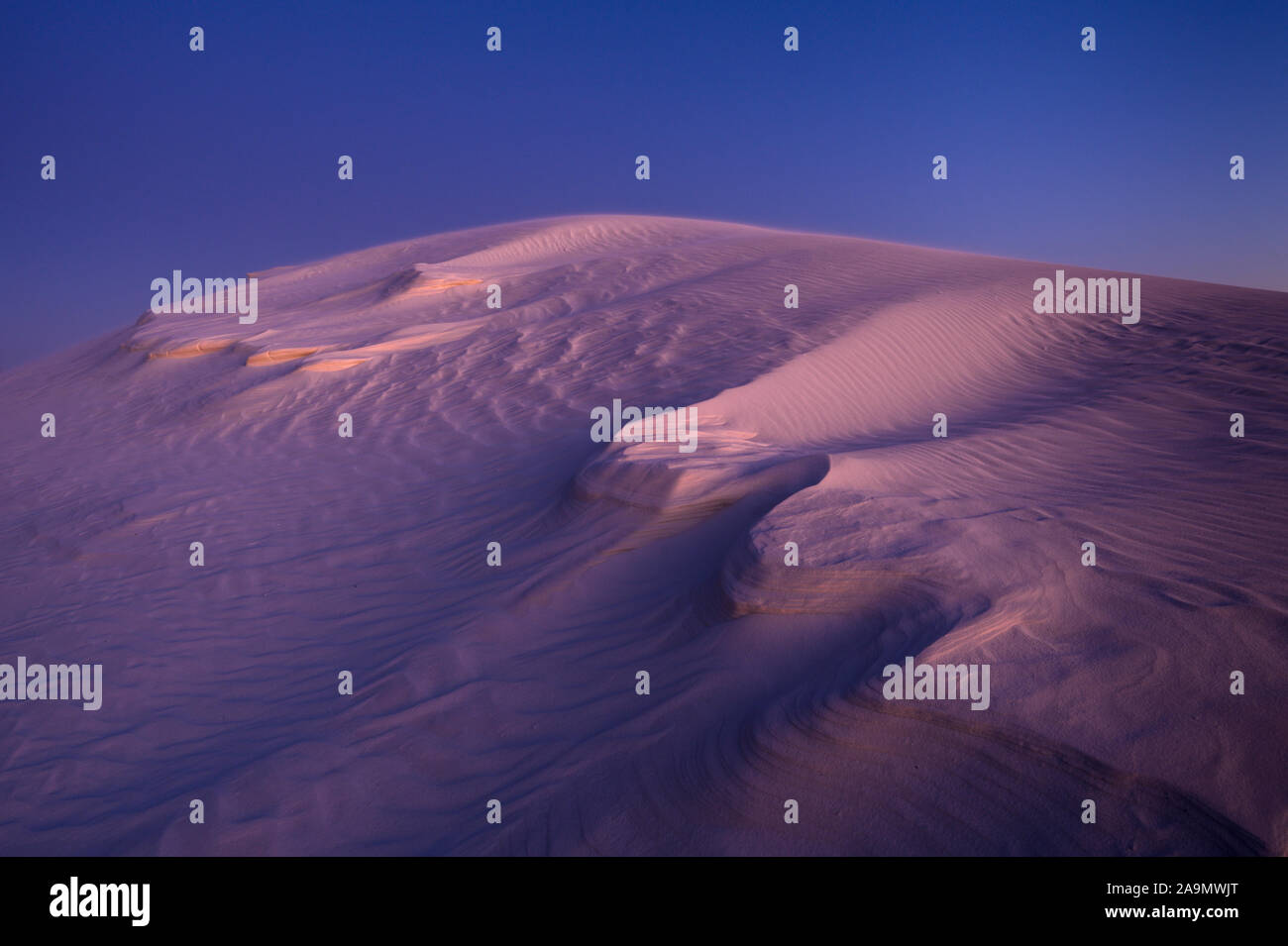 Dune de sable au crépuscule ; White Sands National Monument, Nouveau-Mexique, États-Unis. Banque D'Images