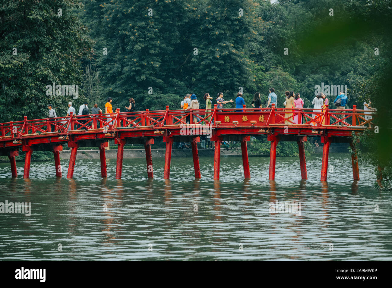 Hanoi, Vietnam - 12 octobre 2019 : le rouge vif Huc Pont au-dessus du lac Hoan Kiem à Hanoi Banque D'Images