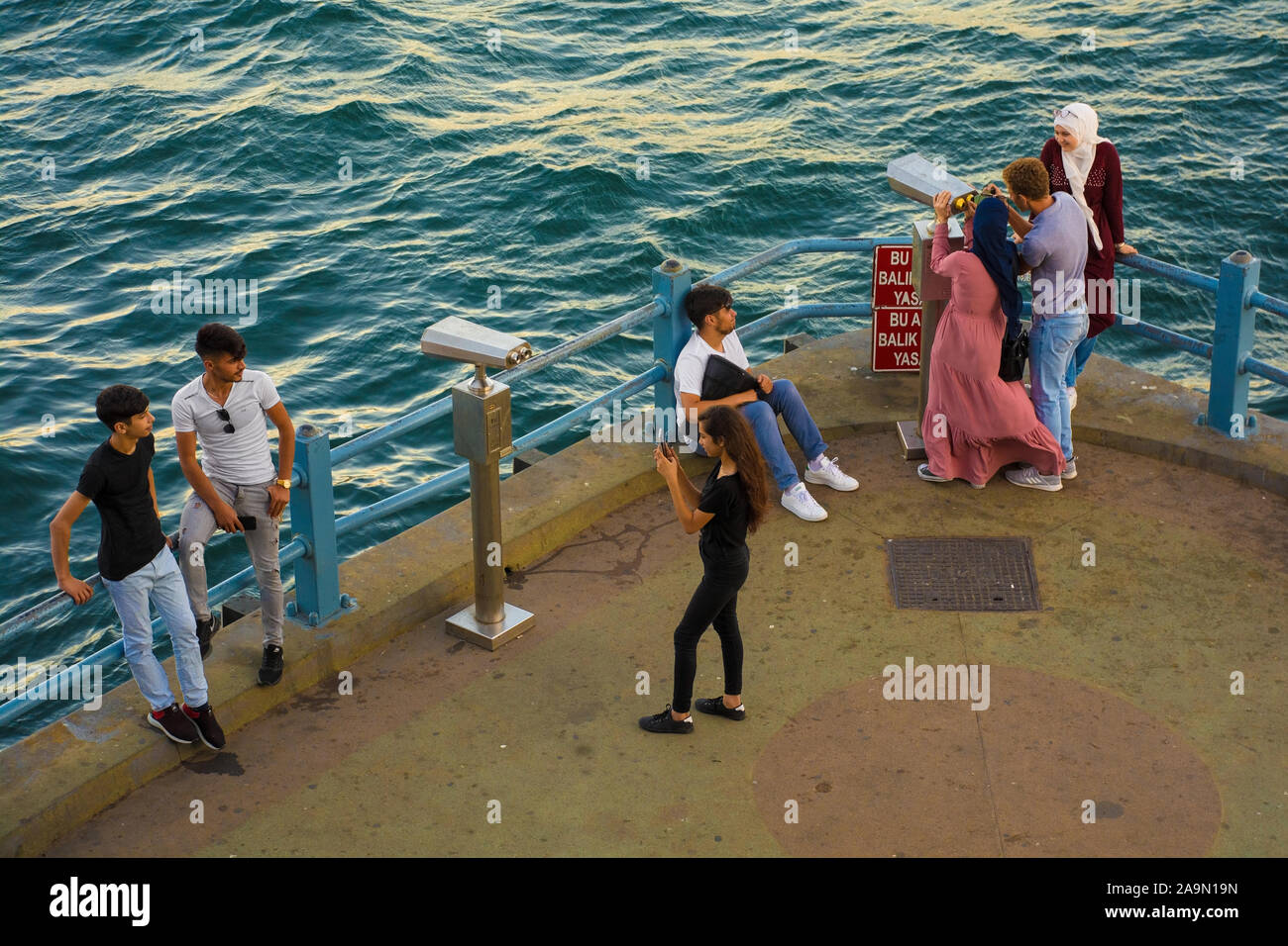 6e 2019 Turkey-September,Istanbul. Les touristes sur une plate-forme d'observation sur le pont de Galata Istanbul regarder à travers les jumelles de visualisation Banque D'Images
