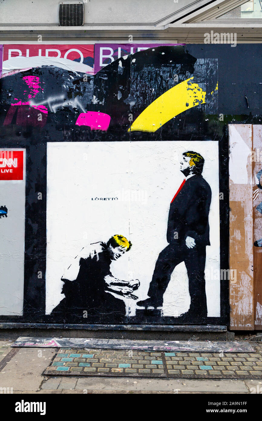 Fresque de Boris Johnson, le polissage, Donald Trump's shoes par Loretto sur Great Marlborough Street, London, UK Banque D'Images