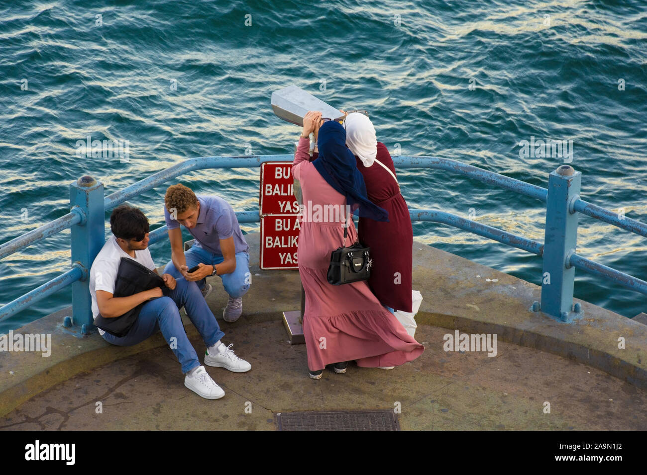 Istanbul, Turquie - 6 septembre 2019. Les touristes sur une plate-forme d'observation sur le pont de Galata Istanbul regarder à travers les jumelles de visualisation Banque D'Images