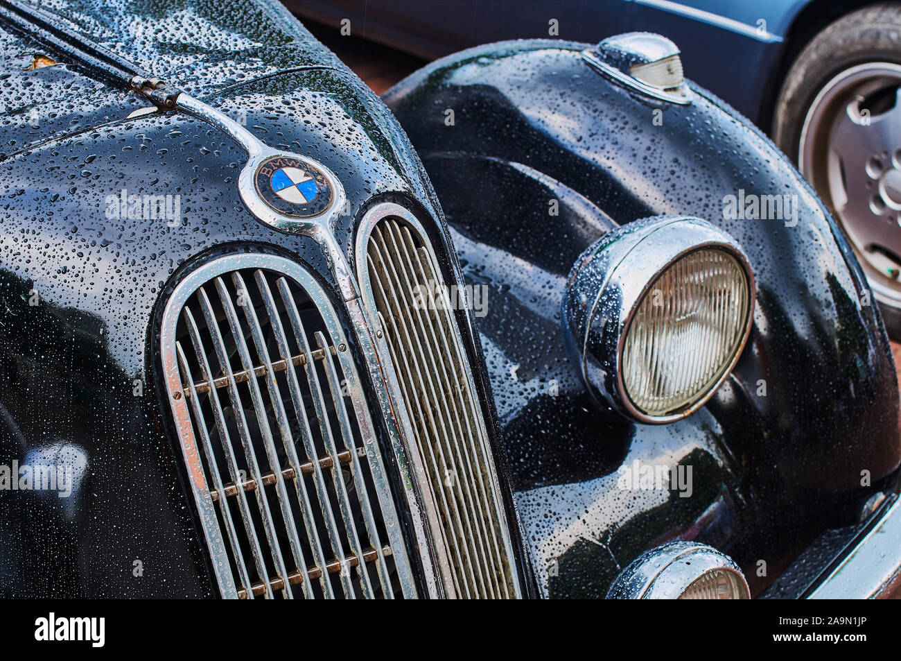 Lviv, Ukraine, le 5 juin 2016 : vue rapprochée de vintage six cylindres BMW 335 voiture berline sport publié vers 1939-1941 en Allemagne avec capot, humide visible Banque D'Images