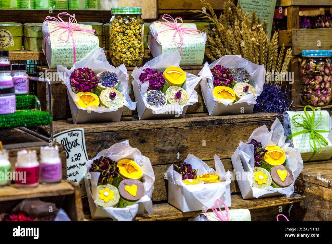 Au marché de Covent Garden, Londres, Royaume-Uni, vous pourrez y retrouver de jolis savons faits main Banque D'Images