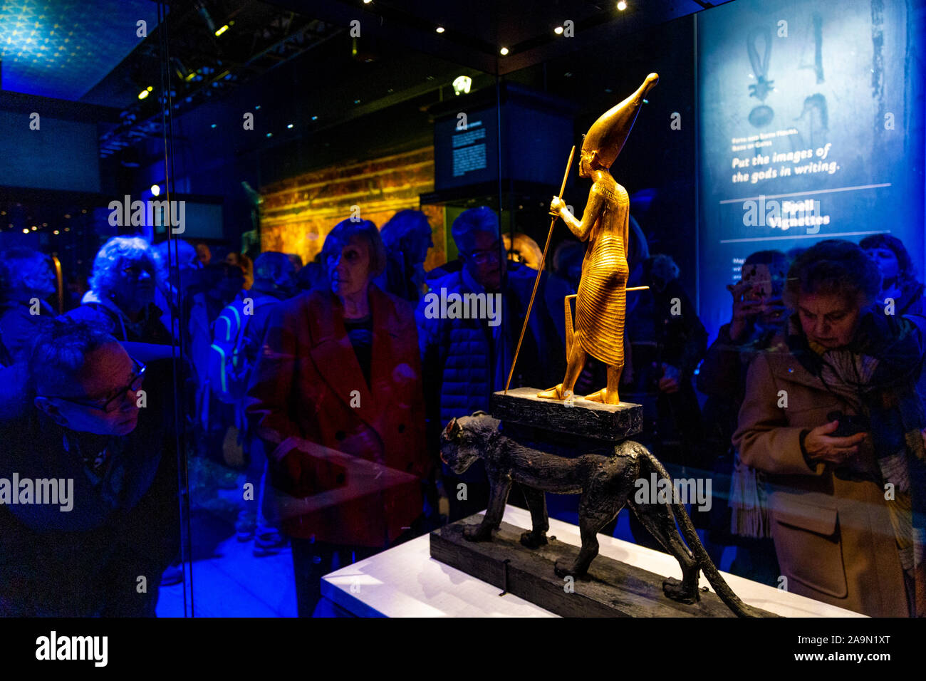 Personnes regardant la statue en bois doré de Toutankhamon à Toutankhamon - exposition trésors du Pharaon d'Or à la Saatchi Gallery, Londres, Royaume-Uni Banque D'Images