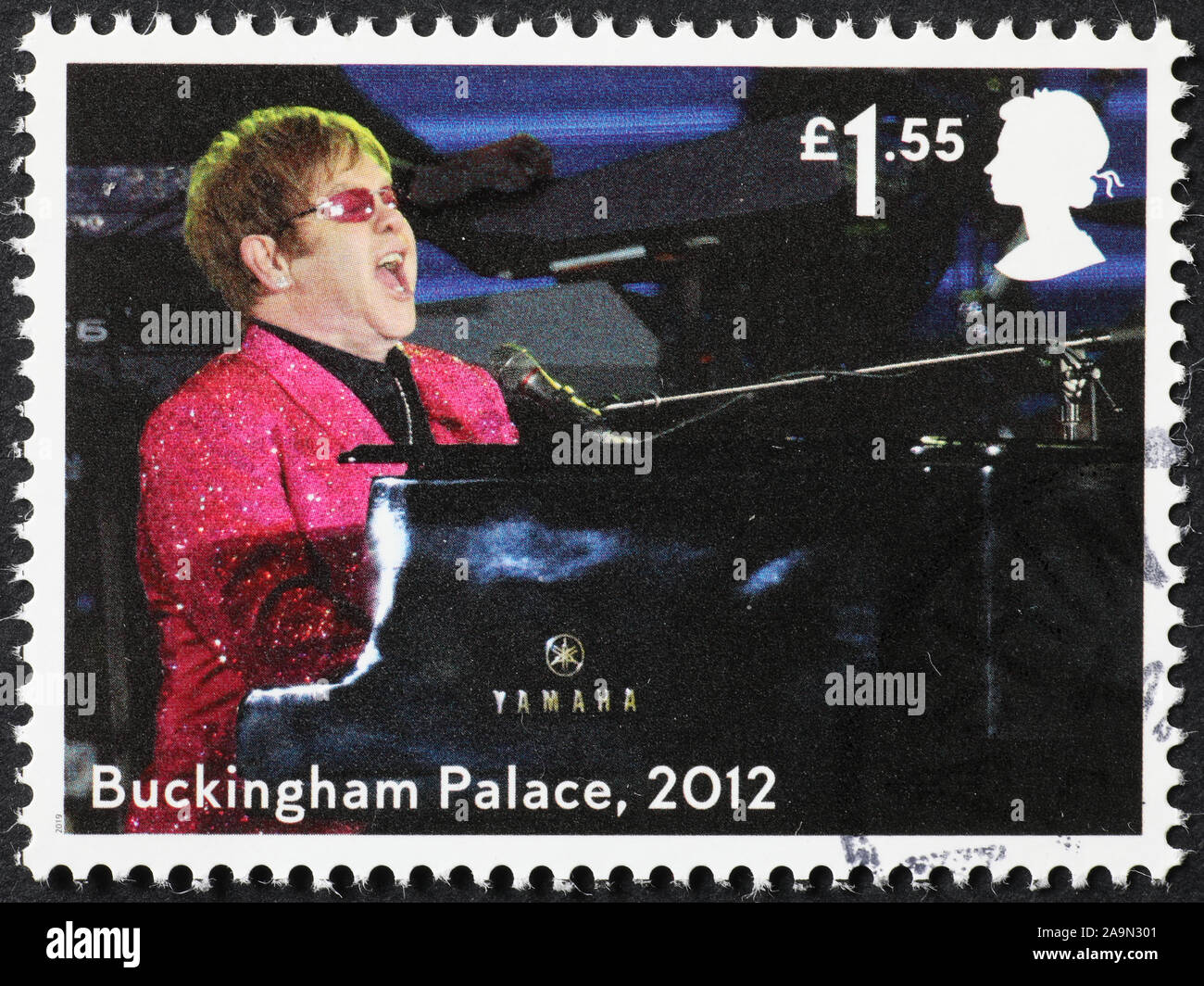 Elton John en concert à Buckingham Palace sur stamp Banque D'Images