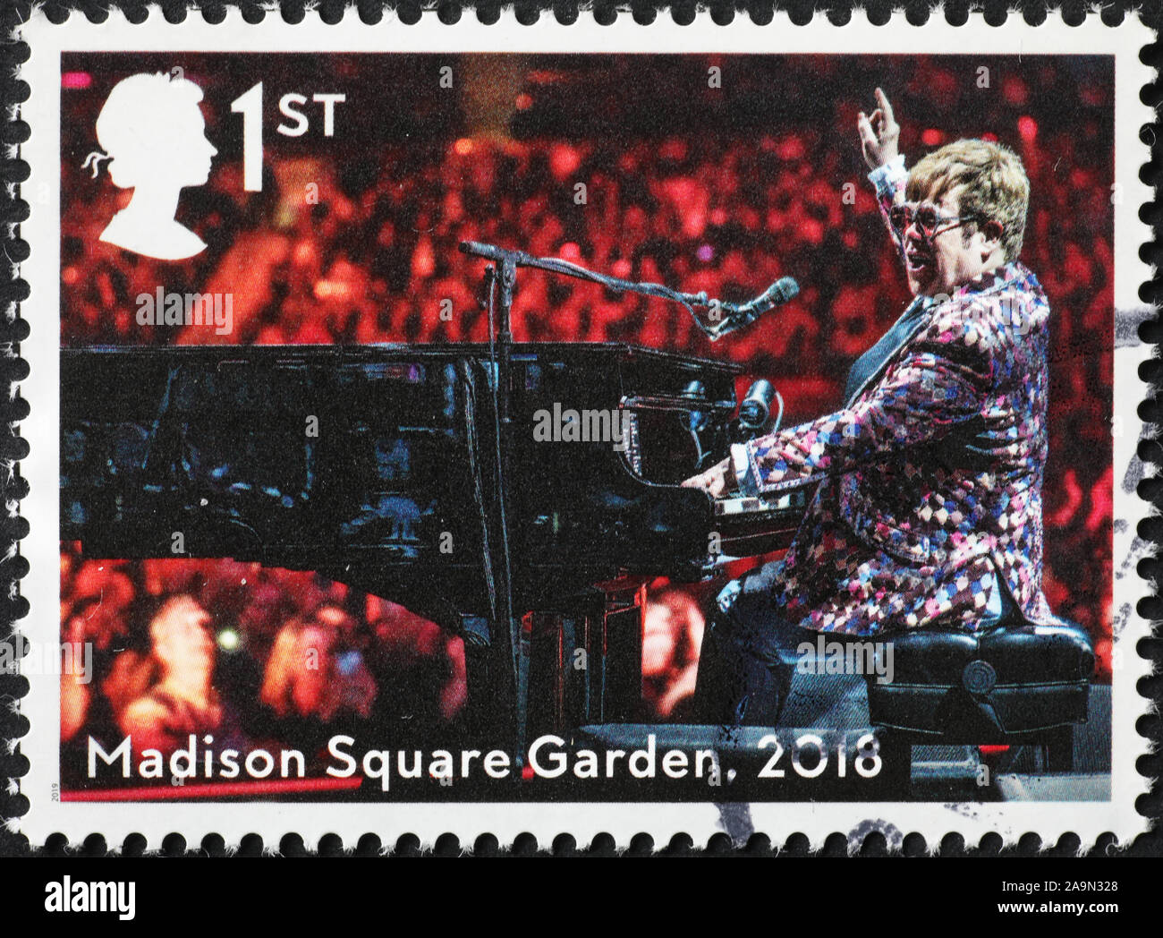 Elton John en concert au Madison Square Garden sur stamp Banque D'Images