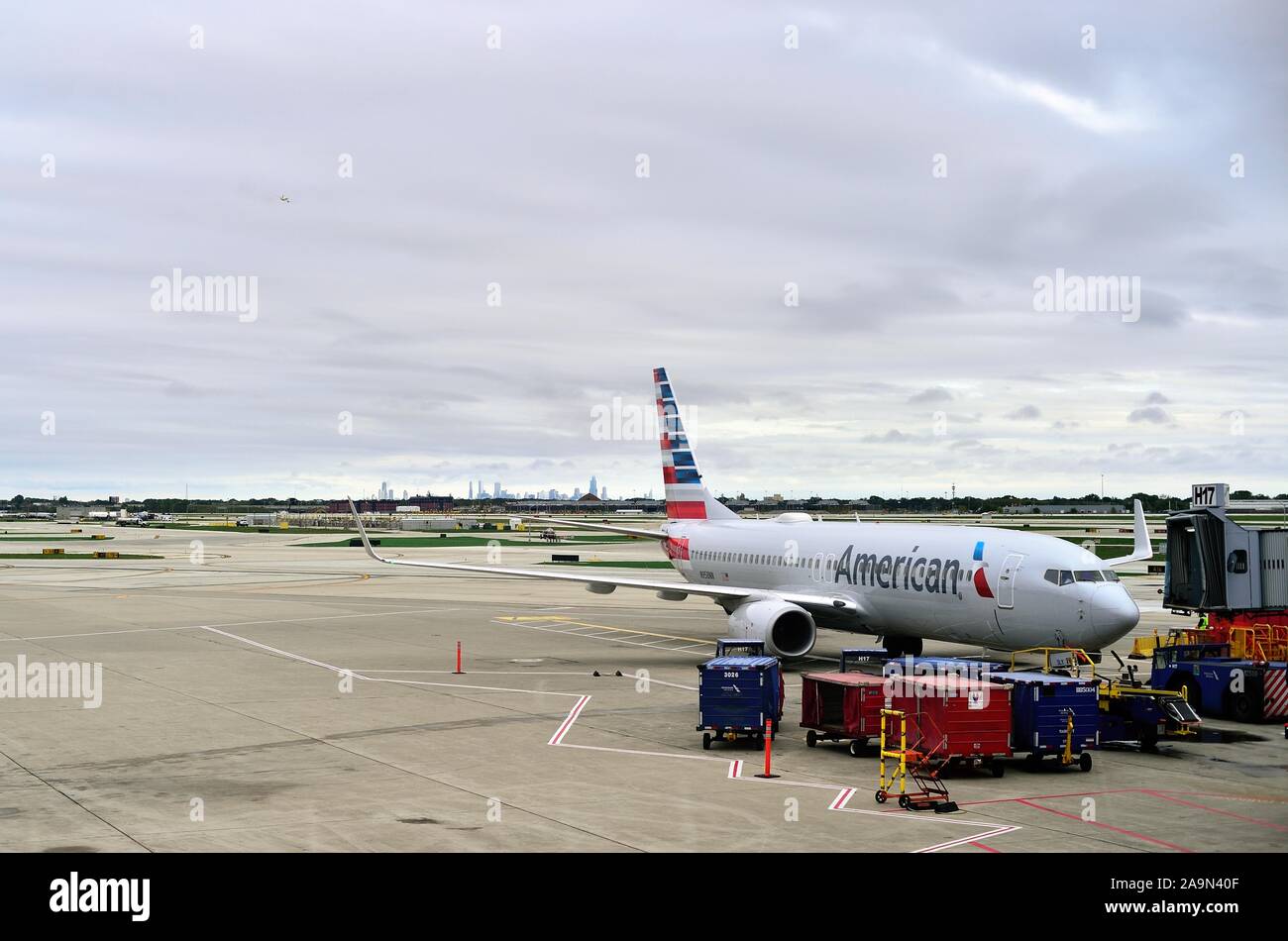 Chicago, Illinois, USA. Un avion à réaction d'American Airlines prêt pour le départ à l'aéroport international O'Hare. Banque D'Images