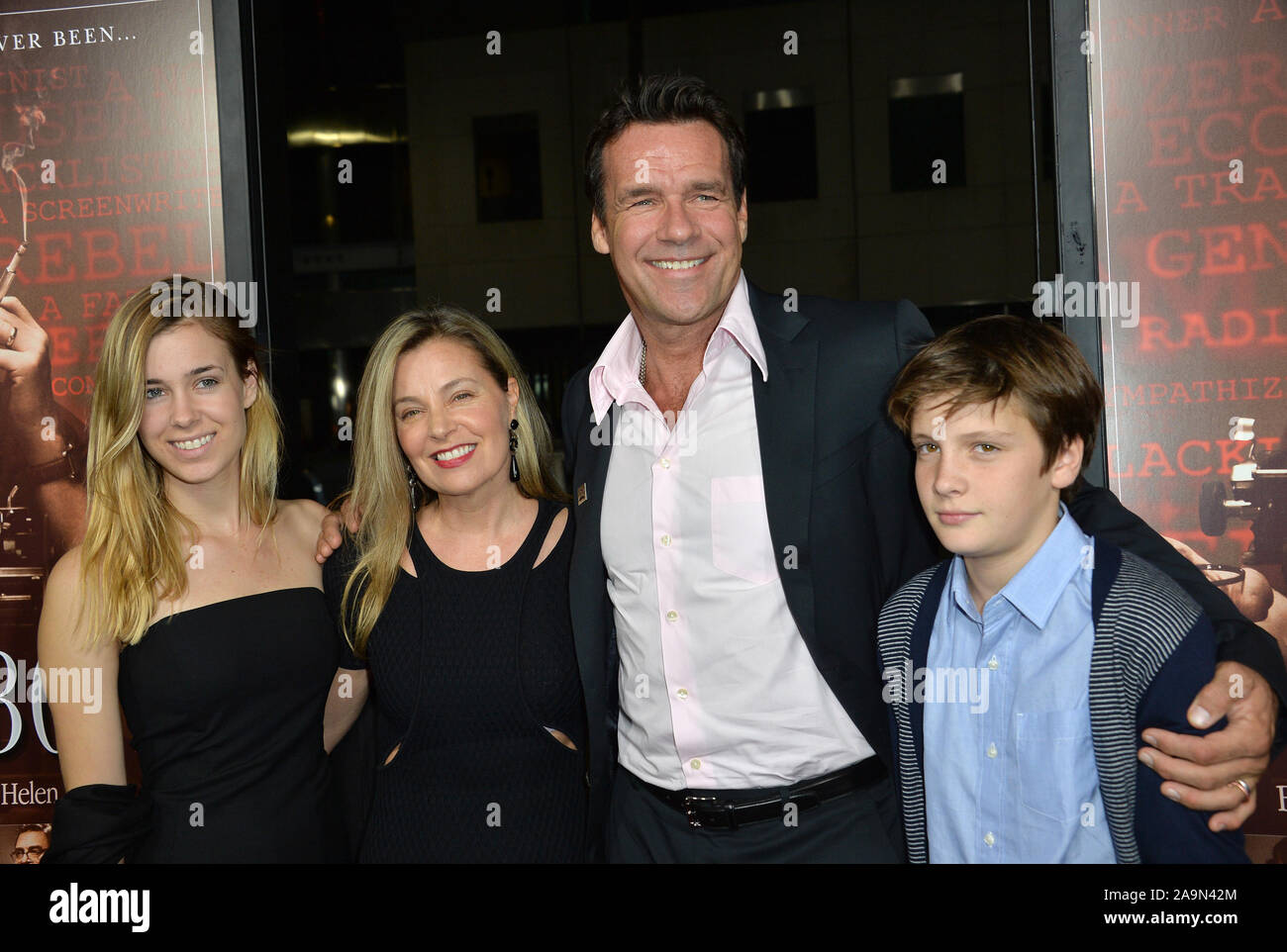 Los Angeles, CA - le 27 octobre 2015 : l'acteur David James Elliott & femme Nanci Chambers & les enfants à l'US premiere de son film 'Trumbo' à l'Academy of Motion Picture Arts & Sciences © 2015 Paul Smith / Featureflash Banque D'Images