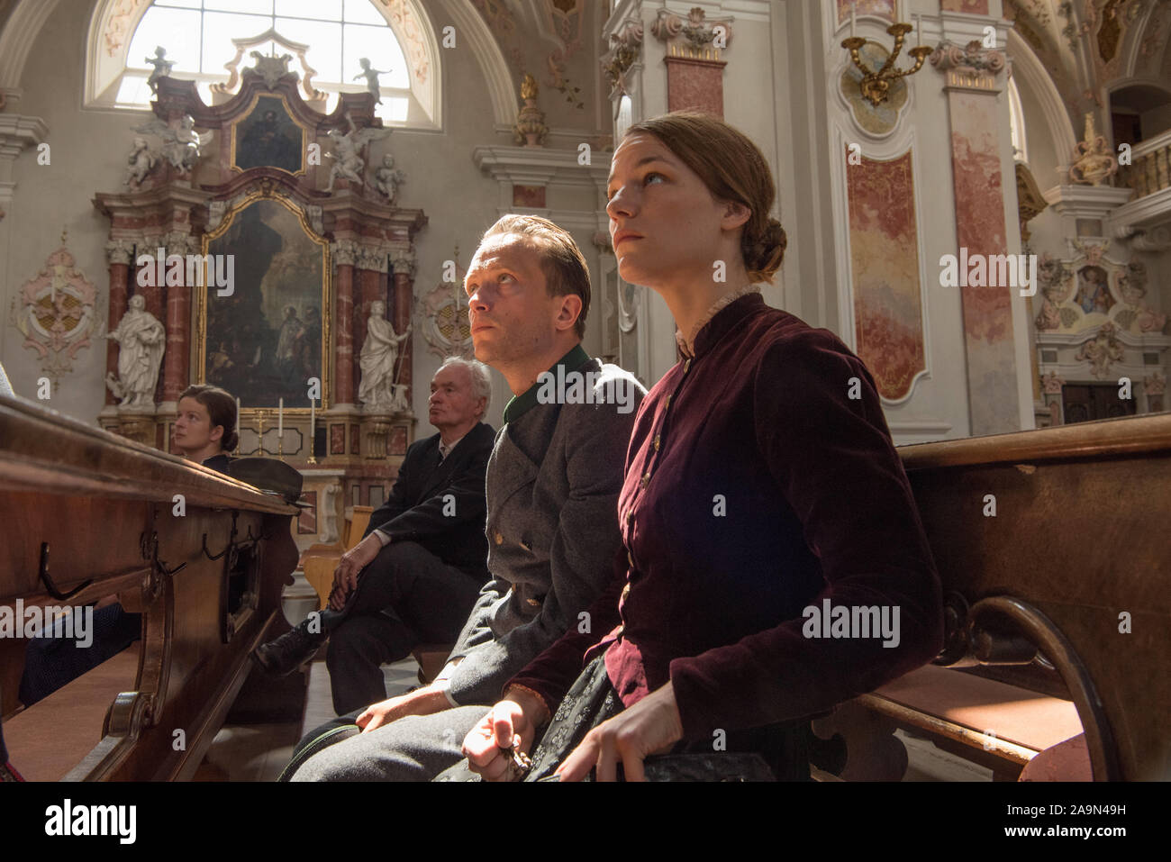 DATE DE SORTIE : Janvier 17, 2020 Titre : Une Vie cachée STUDIO : Fox Searchlight Réalisateur : Terrence Malick Résumé : L'autrichien Franz Jagerstatter St., un objecteur de conscience, refuse de se battre pour les Nazis dans la seconde guerre mondiale. Avec : VALERIE PACHNER, August Diehl que Franz Jagerstatter. (Crédit Image : © Fox Searchlight Pictures/divertissement) Banque D'Images