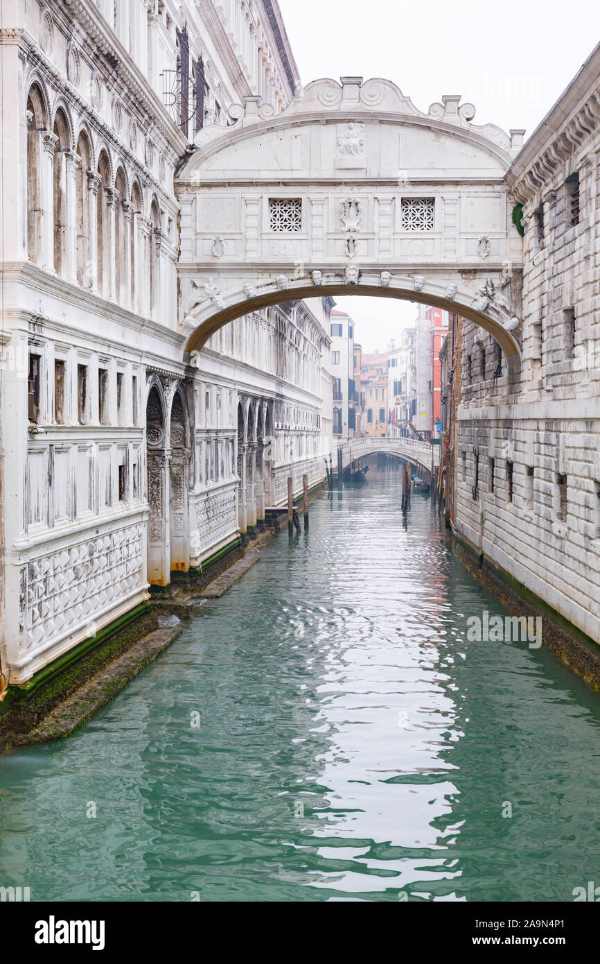 Venise, Italie - le 23 décembre 2012. Pont des Soupirs, un pont sur le rio di Palazzo. Le pont a été construit de calcaire blanc en 1600. Banque D'Images