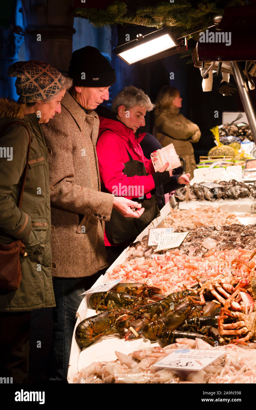 Venise, Italie - le 24 décembre 2012. Les gens achètent du poisson frais en début de matinée à un marché aux poissons Mercado de Rialto de Venise, Italie Banque D'Images