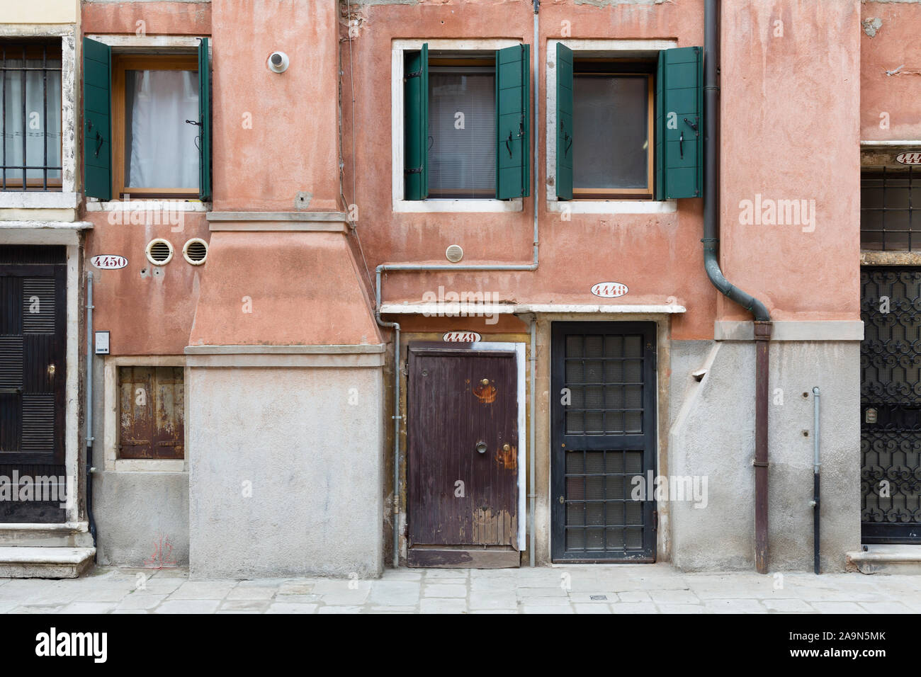 Venise, Italie - le 24 décembre 2012. Le numéro de maison au-dessus de portes avant sur une rangée de petites maisons à Venise, Italie Banque D'Images