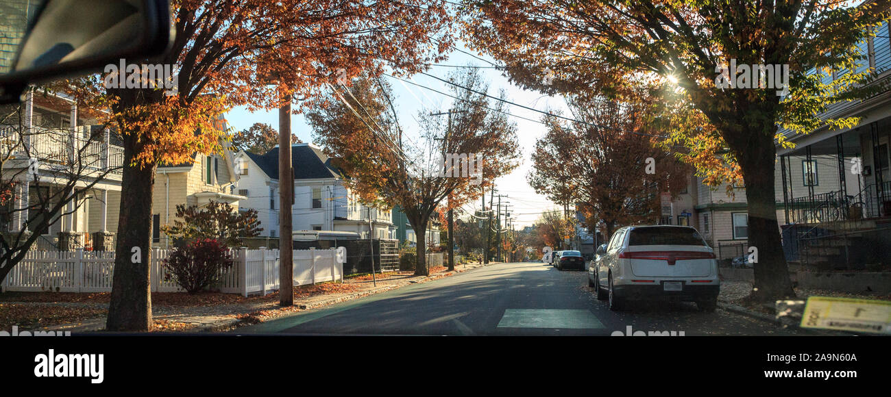 Somerville, Massachusetts, USA - 10 novembre 2019 : rue bordée d'arbres dans un quartier rural Somerville à l'automne dans la banlieue de Boston. Banque D'Images