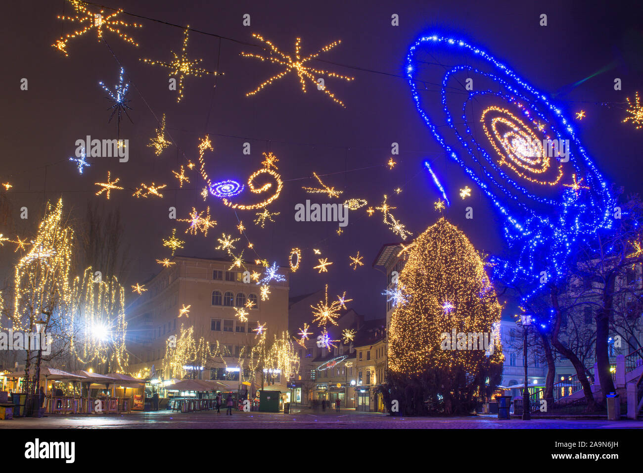 Décembre décorées avec des lumières dans la nuit de Ljubljana Banque D'Images