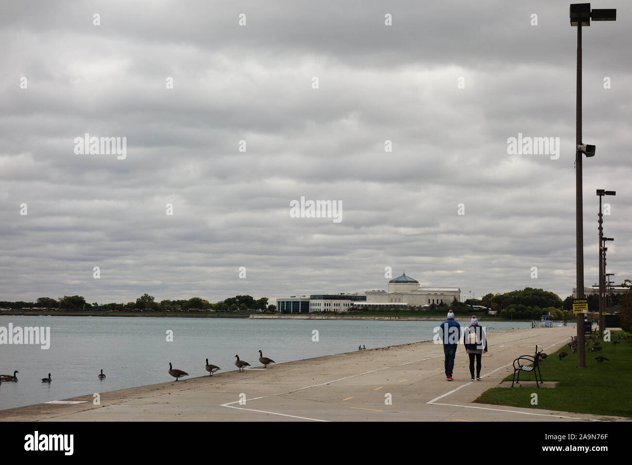 Les gens marchant le long du lac Michigan à Chicago, il Banque D'Images