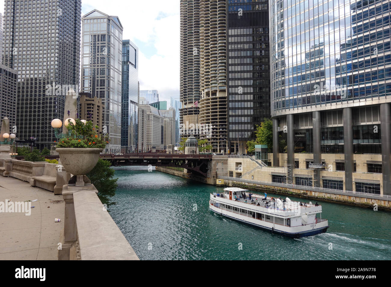 Bateau de tourisme sur la rivière Chicago Banque D'Images
