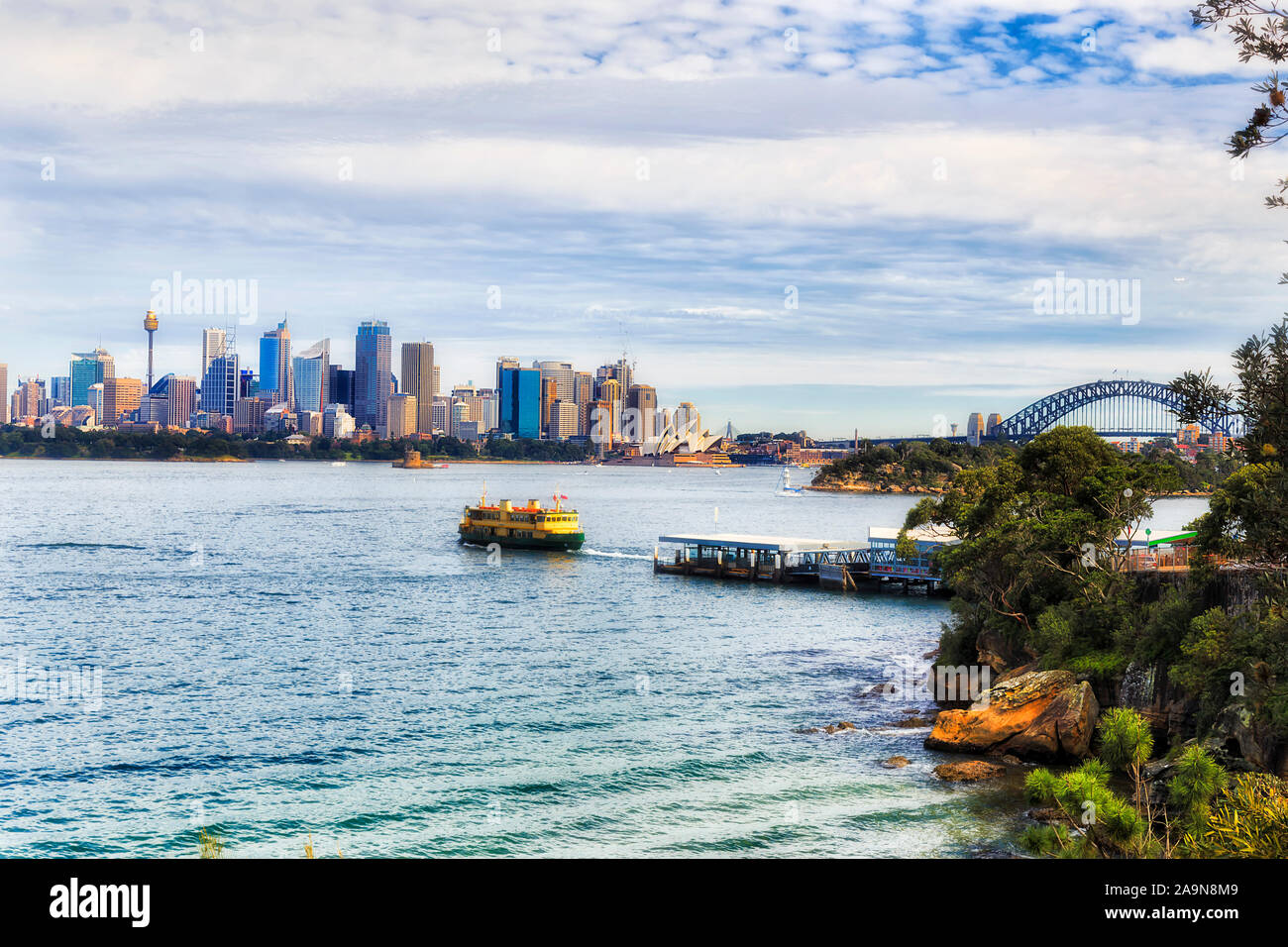 Traversier pour passagers sur le port de Sydney de quai Taronga vers Circular Quay ville destination en vue de Sydney waterfront sur une journée ensoleillée. Banque D'Images