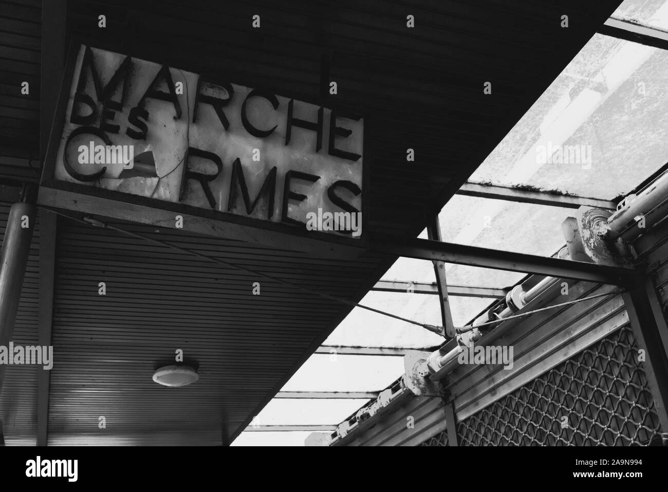 Tourné en noir et blanc de l'intérieur détruit signe du marché Carmes à Toulouse, France Banque D'Images