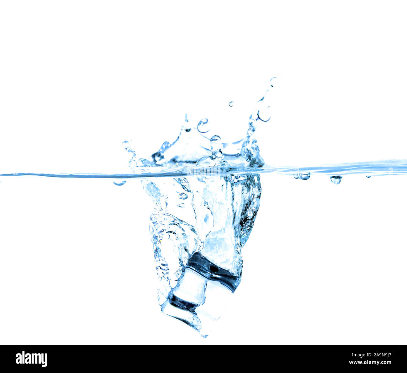 Les éclaboussures d'eau et d'abandon sur fond blanc Banque D'Images