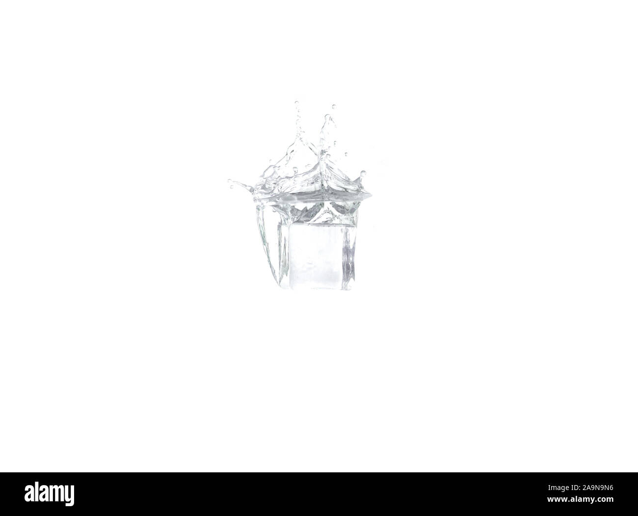 Les éclaboussures d'eau et d'abandon sur fond blanc Banque D'Images