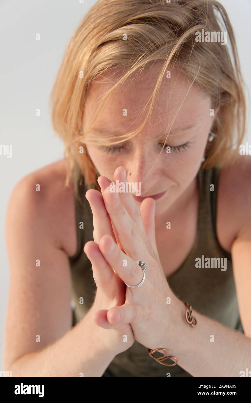 Woman practicing yoga asana sur un fond blanc. Banque D'Images