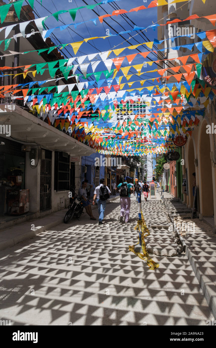 Cartagena de Indias, Colombie/Bolivar, le 13 décembre 2017 : rue colorée décoration à Getsemani - un quartier historique de la ville. Banque D'Images