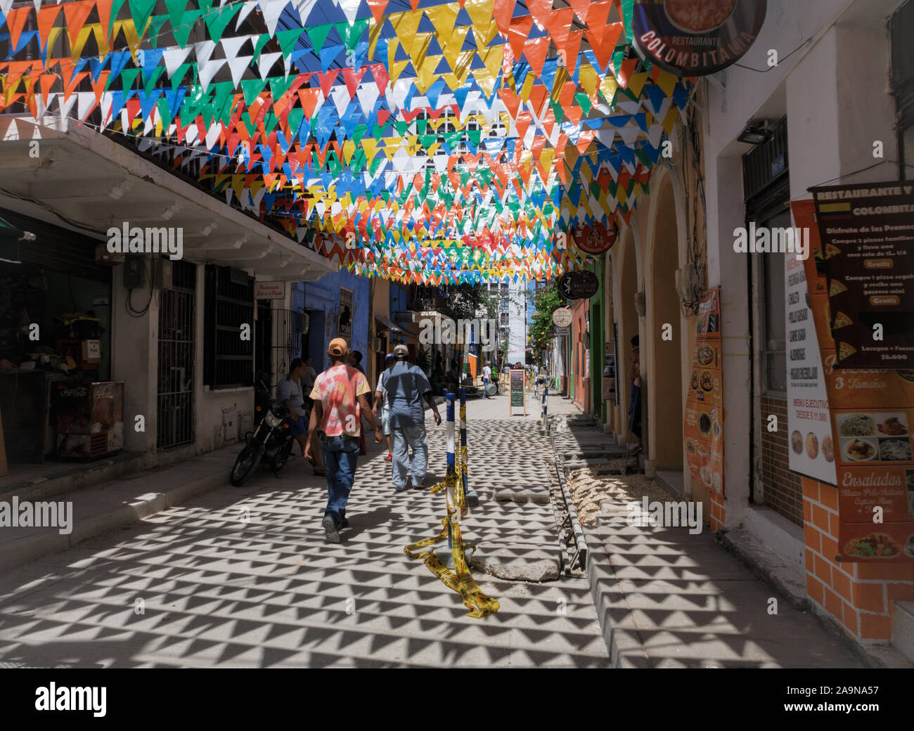 Cartagena de Indias, Colombie/Bolivar, le 13 décembre 2017 : rue colorée décoration à Getsemani - un quartier historique de la ville. Banque D'Images