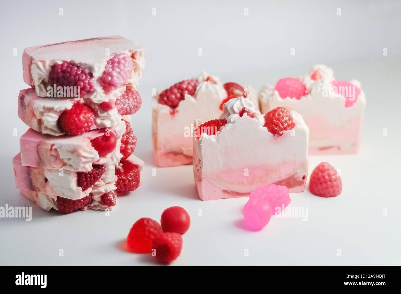 Savon Rose à la main à froid savon artisanal..Accueil savons fabriqués à ressembler à cake, de la crème glacée aux fruits rouges,glitter sur fond gris avec sparkles Banque D'Images
