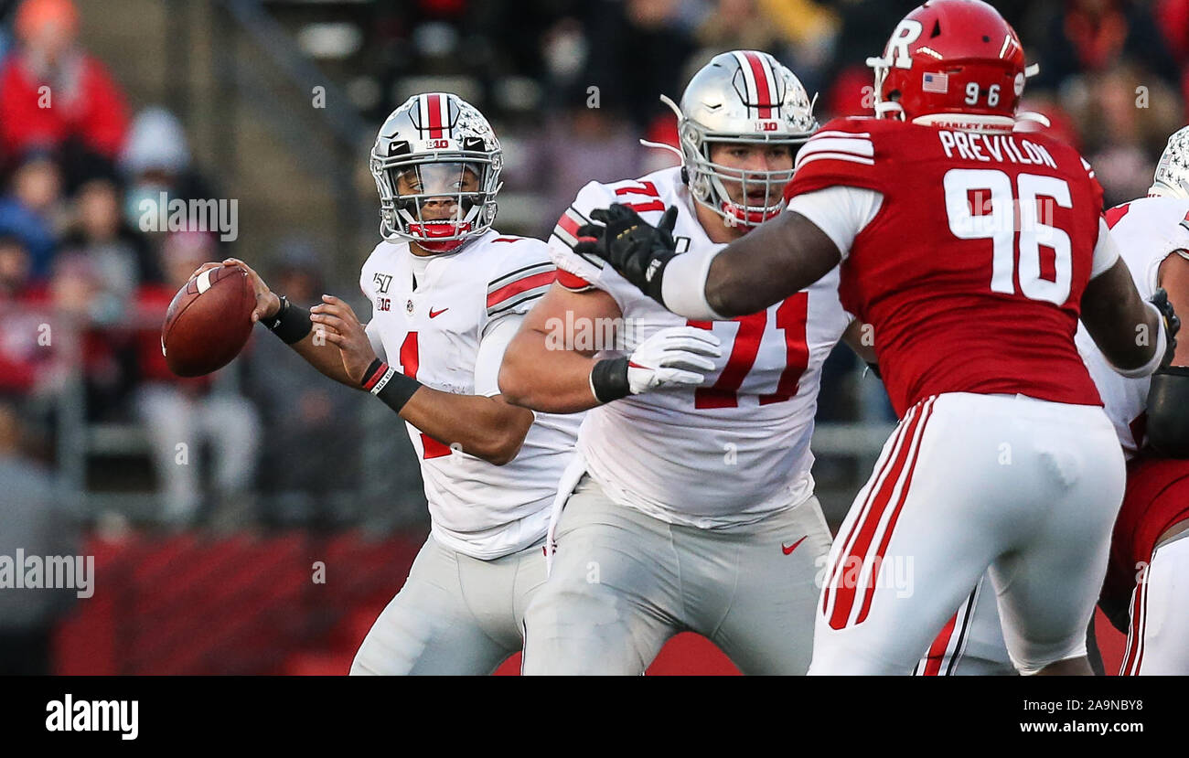 Piscataway, NJ, USA. 16 Nov, 2019. Ohio State Buckeyes quarterback Justin les champs (1) ressemble à lancer lors d'un déplacement vers les NCAA football match entre l'Ohio State Buckeyes et la Rutgers Scarlet Knights à SHI Stadium à Piscataway, New Jersey Mike Langish/Cal Sport Media. Credit : csm/Alamy Live News Banque D'Images