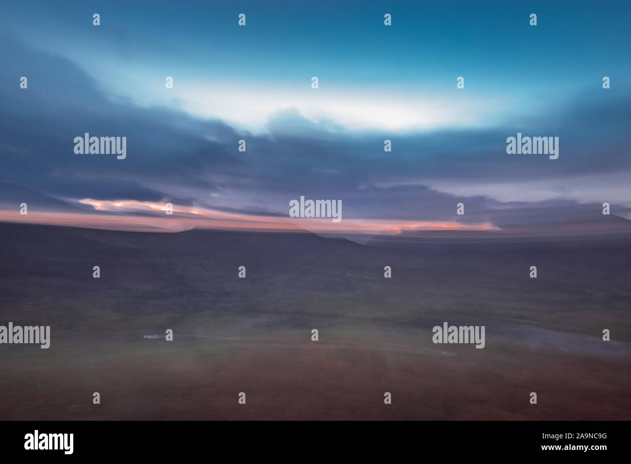 Nuages nad hills au lever du soleil - nature faites par l'arrière-plan flou de mouvement de caméra intentionnelle Banque D'Images