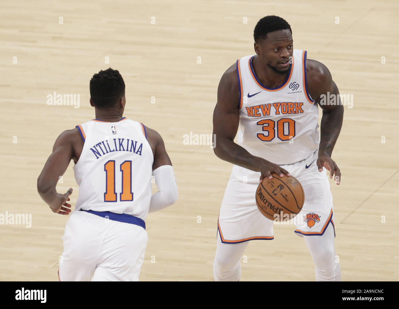 New York, États-Unis. 16 Nov, 2019. New York Knicks Julius Randle dribble le basket-ball près de Frank Ntilikina au premier semestre contre les Charlotte Hornets Milles Ponts saut pour une balle dans la première moitié au Madison Square Garden de New York le samedi 16 novembre, 2019. Photo de John Angelillo/UPI UPI : Crédit/Alamy Live News Banque D'Images