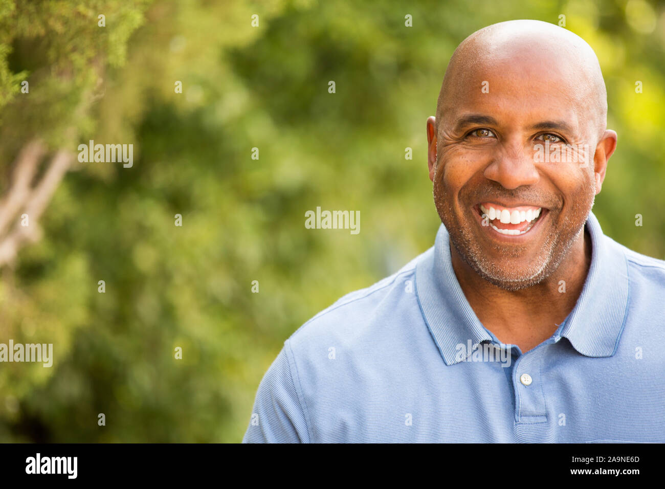 Portrait of a young African American man smiling. Banque D'Images