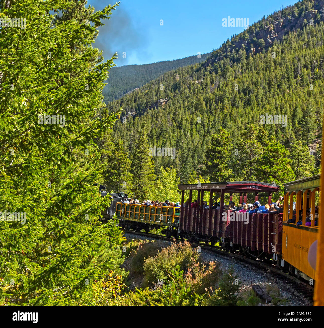 GEORGETOWN, COLORADO, UNITED STATES- septembre 22,2019 : Les passagers d'un vieux train dans les montagnes du Colorado le long de l'historique Georgetown Loop. Banque D'Images