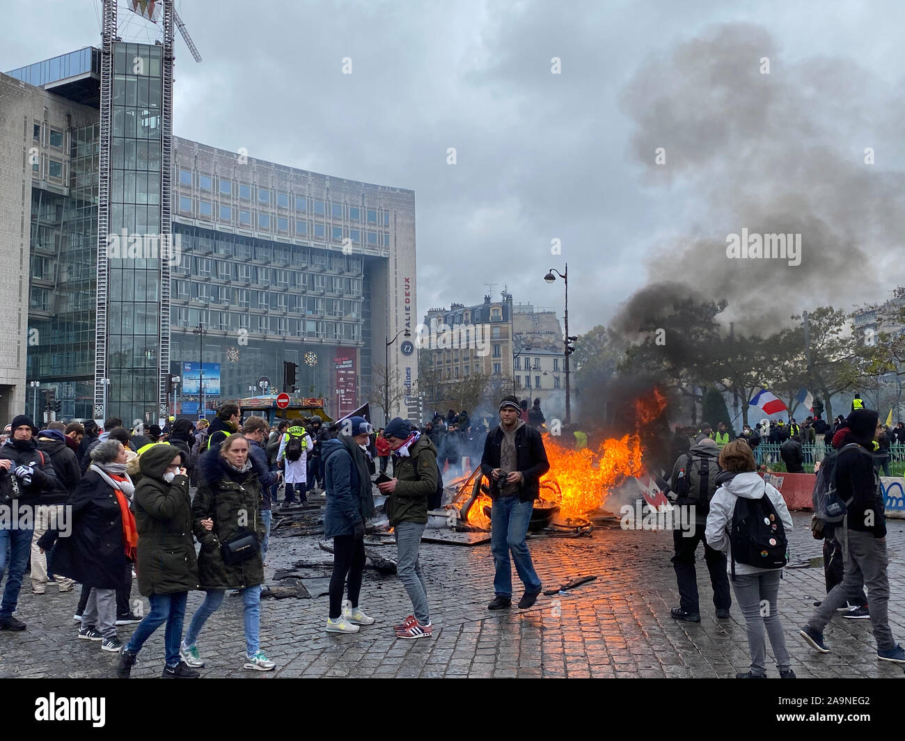 Paris, France. 16 Nov, 2019. Gilet jaune manifestants se rassemblent à la place d'Italie dans le 13ème arrondissement, Paris, France, 16 novembre 2019. La violence a éclaté samedi à Paris où jaune circulation ont organisé une nouvelle action pour marquer son premier anniversaire au milieu de l'agitation sociale continue sur le Président Emmanuel Macron, réformes économiques. Credit : Kong Fan/Xinhua/Alamy Live News Banque D'Images