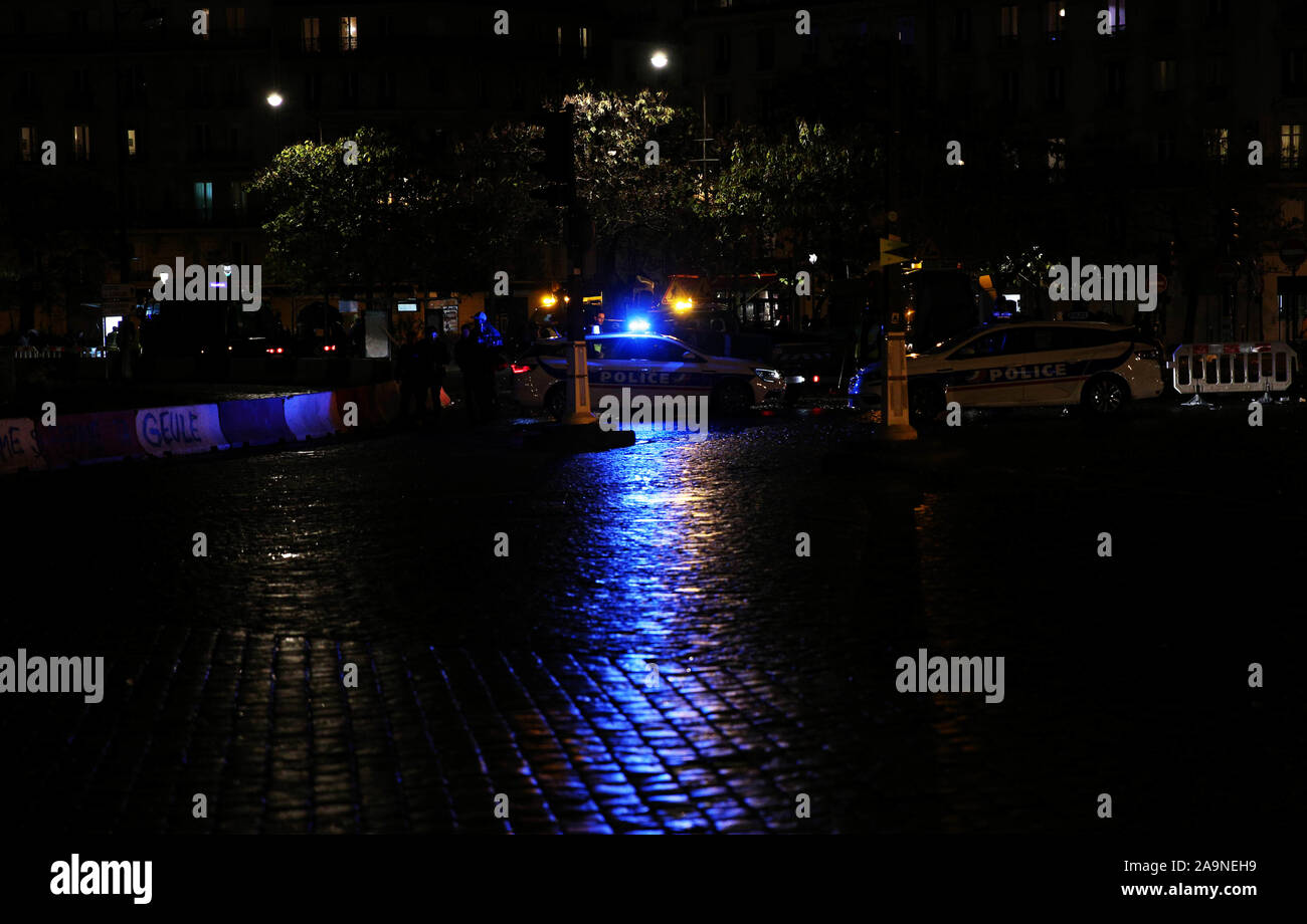 Paris, France. 16 Nov, 2019. Une voiture de police est vu à la place d'Italie dans le 13ème arrondissement, Paris, France, 16 novembre 2019. La violence a éclaté samedi à Paris où jaune circulation ont organisé une nouvelle action pour marquer son premier anniversaire au milieu de l'agitation sociale continue sur le Président Emmanuel Macron, réformes économiques. Credit : Gao jing/Xinhua/Alamy Live News Banque D'Images