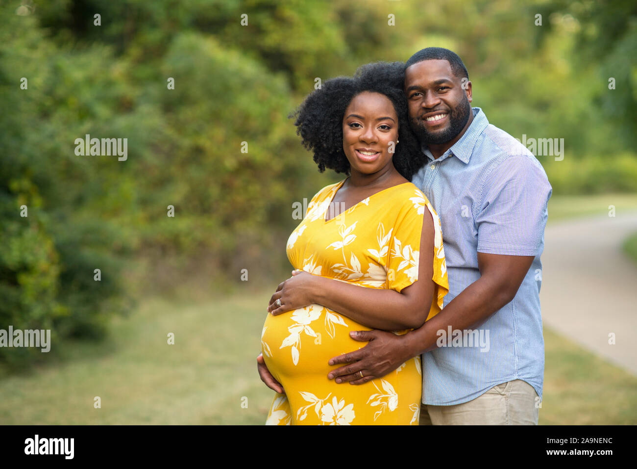 Portrait of a happy pregnant African American couple. Banque D'Images