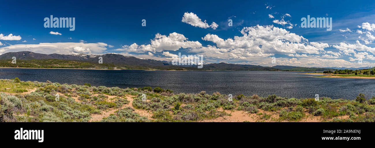 Un rivage sur le lac de Granby à l'extrémité ouest de Rocky Mountain National Park à Grand Lac Colorado. Banque D'Images