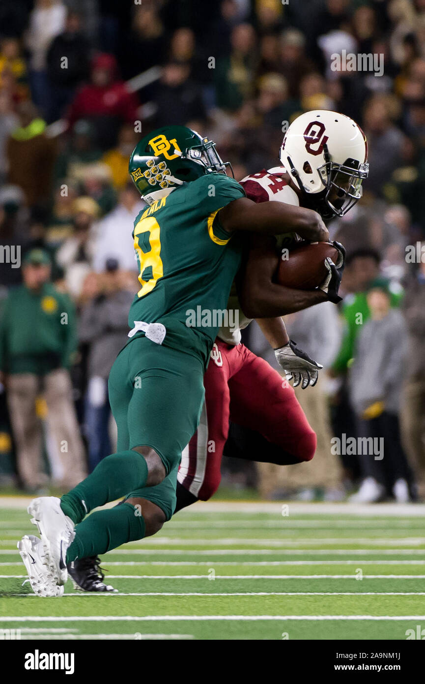 Waco, Texas, USA. 16 Nov, 2019. Baylor Bears coffre Henry Black (8) s'attaque à l'Oklahoma Sooners receveur Lee Morris (84) pendant la 2ème moitié de la NCAA Football match entre Oklahoma Sooners et le Baylor Bears à McLane Stadium à Waco, Texas. Matthew Lynch/CSM/Alamy Live News Banque D'Images