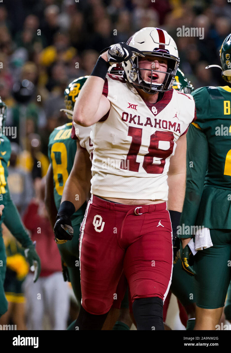 Waco, Texas, USA. 16 Nov, 2019. Oklahoma Sooners tight end Austin Stogner (18) célèbre un touché lors de la 1ère moitié de la NCAA Football match entre Oklahoma Sooners et le Baylor Bears à McLane Stadium à Waco, Texas. Matthew Lynch/CSM/Alamy Live News Banque D'Images